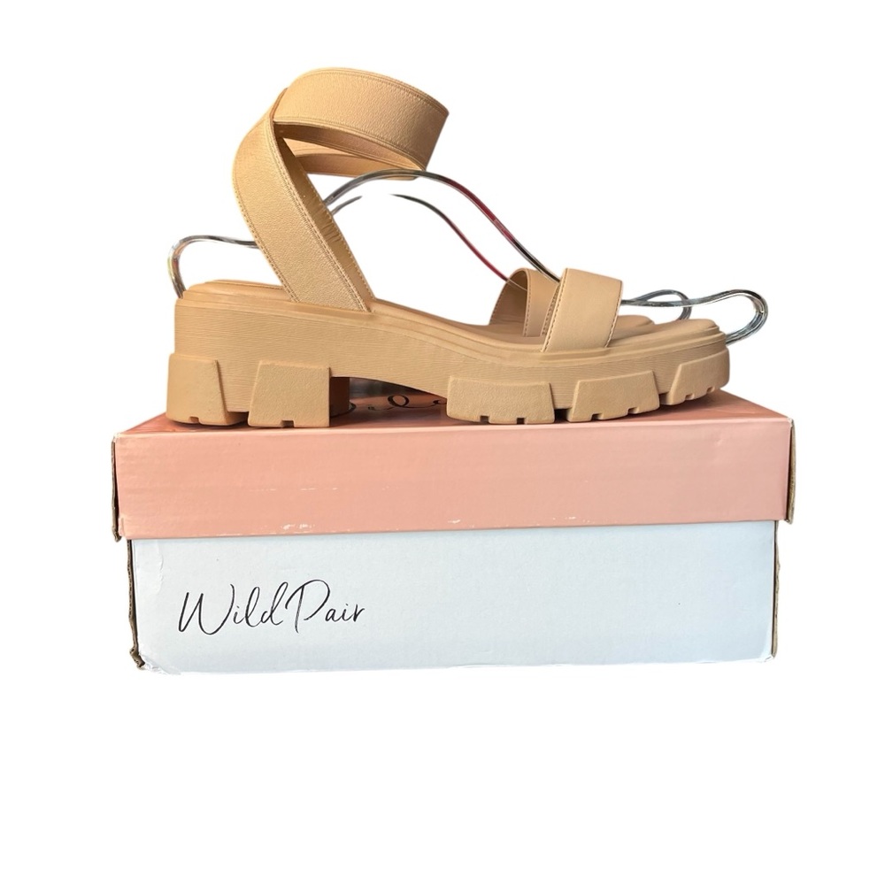 Wild Pair Women's Beige Chunky Sandals NIB